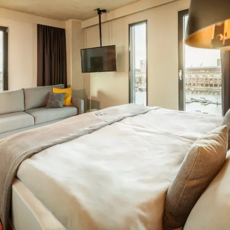 Holiday Inn - the niu, FENDER AMSTERDAM by IHG Отели рядом с достопримечательностью «Мост Питон»