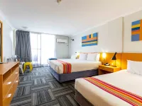 Paradise Resort Gold Coast Hotels near SkyPoint Climb