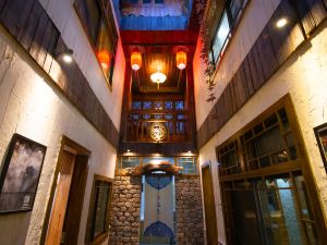 Happy Utopia B&B (Fenghuang Ancient City Nanhua Branch)