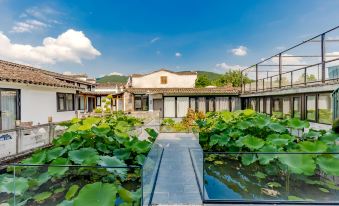 Moonlit Lotus Pond Scenic View Holiday Guesthouse | Nanhu Lakeside, Near Painting Bridge, Hongcun
