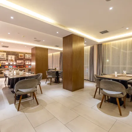 Homeinn Plus Hotel (Jiayuguan Yingbin West Road)