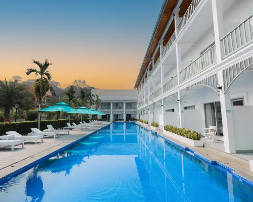 Amanda Hotel Hotels near Wat Siphoutthabath