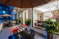 Shanshuitan Homestay (72 Wonder Tower West Railway Station) โรงแรมใกล้วิทยาลัยจางเจียเจี้ยมหาวิทยาลัยจีโช