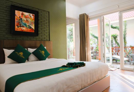 Lotus Garden Muine Resort & Spa의 리셉션에서 친절한 직원들이 미소짓는 사진