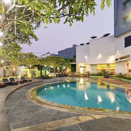 Cityloog Hotel Tebet Jakarta Отели рядом с достопримечательностью «Торговый центр Epicentrum Walk»