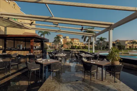 Mövenpick Hotel Cairo-Media City Отели рядом с достопримечательностью «Миср Юниверсити фор Сайенс & Текнолоджи»