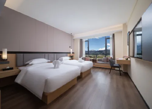 Elong Hotel (Shangri-La Dukezong Ancient City Railway Station)