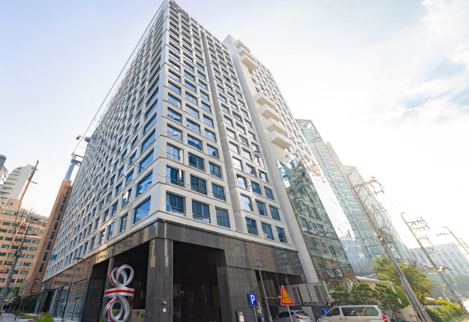 르컬렉티브 강남 예술의전당 로이움