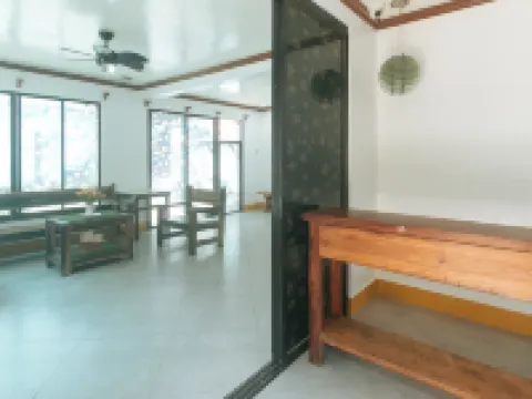 RedDoorz @ Joels Apartelle ビニャンのホテル