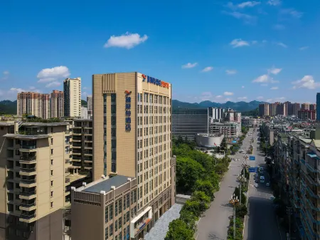 Yeste Hotel (Fenggangxian Government) Отели рядом с достопримечательностью «JinGangCheng ShangYe BuXingJie»