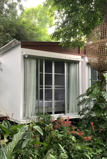 ห้องเตียงแฝดเชื่อมต่อกันพร้อมวิวสวน