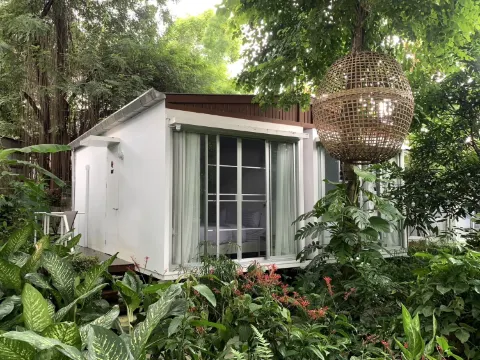 ห้องเตียงแฝดเชื่อมต่อกันพร้อมวิวสวน