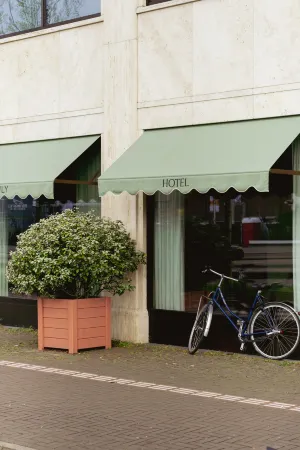 The July - Twenty Eight Отели рядом с достопримечательностью «Dopey's Elixir»