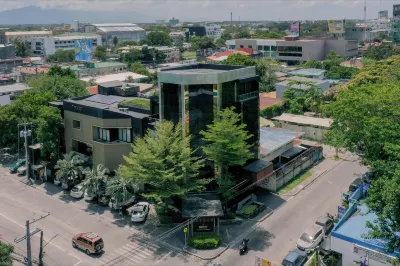 The Henry Hotel Roost Bacolod Hotel dekat Vista Alegre Evangelical Church