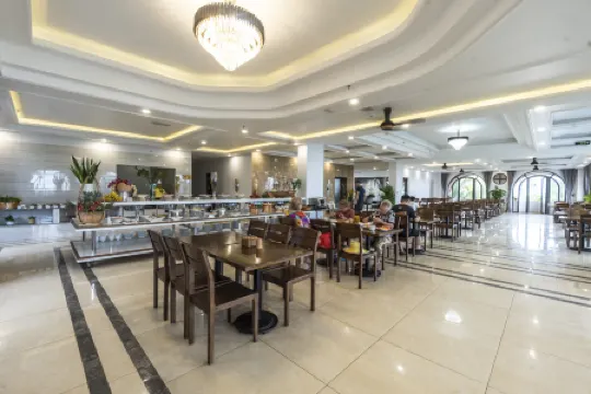 Maris Beach Hotel Phu Quoc Отели рядом с достопримечательностью «Chinh Toa Dalat»