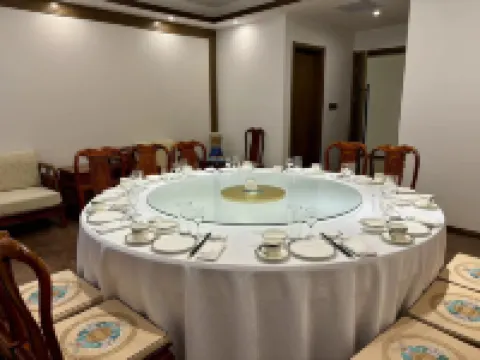 โรงแรมนานาชาติลูเยว่-ชียุน (จัตุรัสกีฬา ลู่ไถ เรือนพักเดิมของผู่ ซงหลิง)