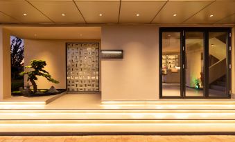 Courtyard with Dianchi Lake View