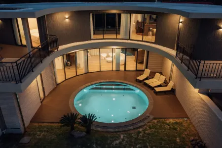 Luxury Villa in Jeju | Private Pool | Hot Tub Отели рядом с достопримечательностью «Mysterious Road»