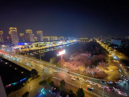 Fenghua Oriental · High-altitude City View Smart Hotel (Suqian Baolong Square Store) Отели рядом с достопримечательностью «Suqian University»