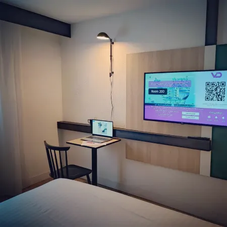 The Originals City, Hôtel Bordeaux Porte du Bassin Отели рядом с достопримечательностью «Eglise St-Pierre de Gradignan»