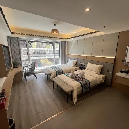 Waku Courtyard House Отели в г. Дунмин