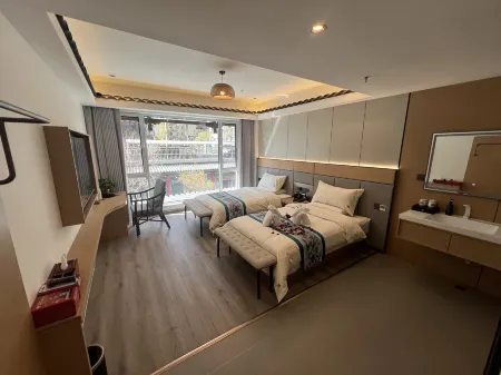 Waku Courtyard House Отели в г. Дунмин