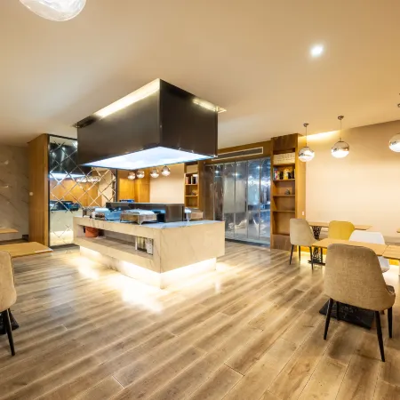 He Su Hotel (Leshan High-speed Railway Station • Shihao Plaza)