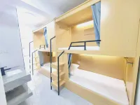 White moss youth hotel