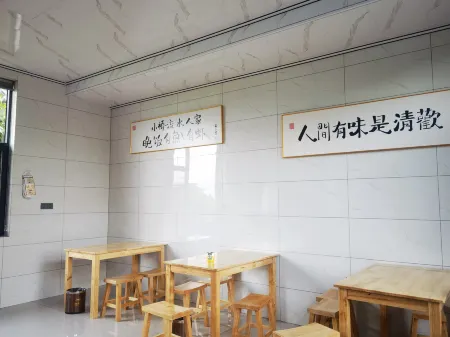 Nanhuaju Homestay Отели рядом с Аэропорт Лицзян