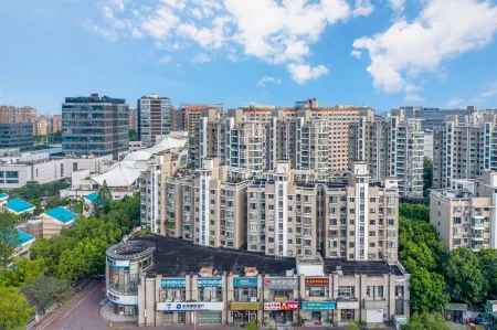 Ruisite Hotel (Shanghai Lianhua Road Subway Station Fudan Pediatric Hospital Branch) Отели рядом с достопримечательностью «Nanfang Xiuxian Guangchang Taiwan Fengqing Street»