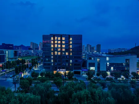 Rujia YUNIK Esports Hotel (Jinan Changqing University City Branch) Отели рядом с достопримечательностью «Qilu University of Technology (Daxue Road)»