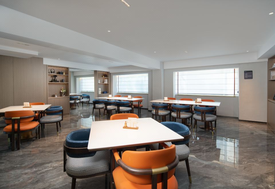 에칵 hl 호텔의 깔끔하고 모던한 객실 내부 사진