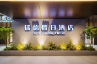 Red Holiday Hotel - 3성급