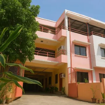 Iloilo Transient Rooms 鄰近University of San Agustin Extension Campus Chapel的酒店