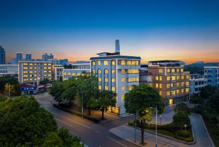 Fudian Hotel (Beihai High-speed Railway Station No.8 Middle School Branch)