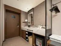Atour Hotel (Longhu Times Financial Center), Guandu District, Kunming Hotels near Guandu