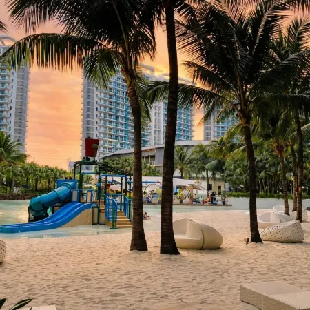The Sunny Side 2BR with Pool and City View