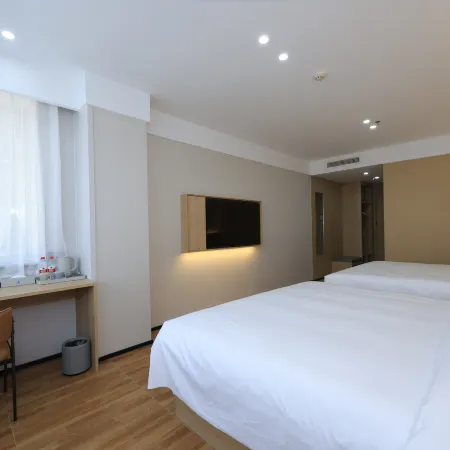 Xinyibai Hotel (Dandong Railwany Station&Yalu River Broken Bridge)
