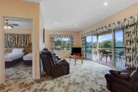 Robyn's Nest Lakeside Resort