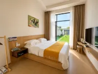 Lucy Cloudland | Creek · Cloud Mountain View Lodge (Xinyuan Bus Station Branch) - 2성급