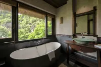 An Hideaway Resort - bar