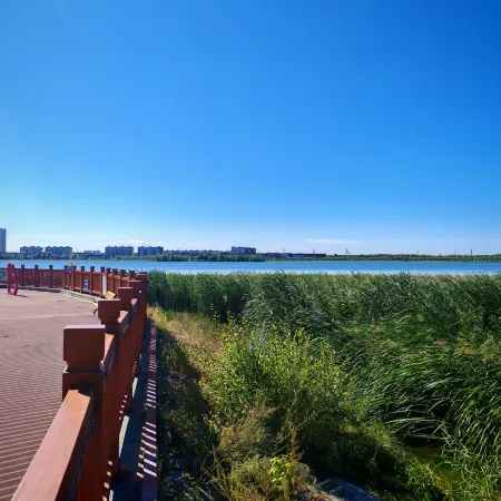 Four Seasons Lakeside Hotel (Daqing West Railway Station Wanda Plaza)