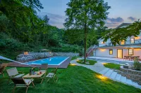 Half an acre of field, wilderness deep forest creek resort mountain luxury accommodation Hotel in zona Longwang Mountain Top