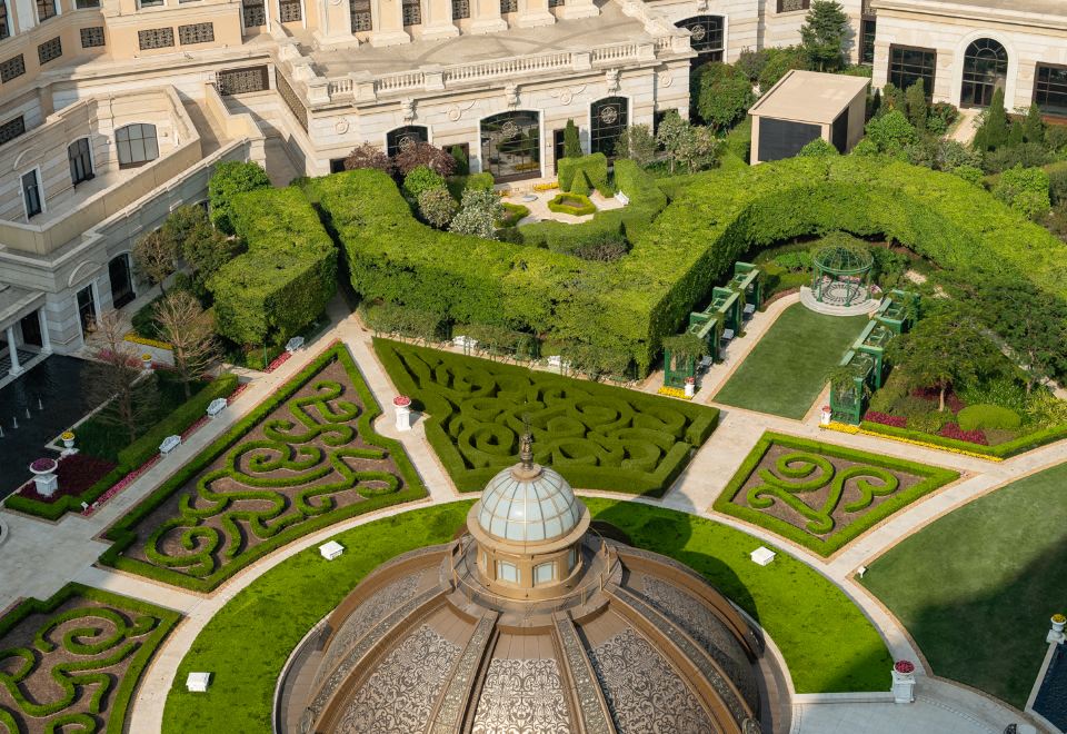 더 칼 라거펠트 수영장