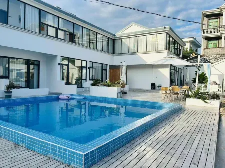 Flower on the pool Holiday Homestay Отели рядом с достопримечательностью «Qushan Island»