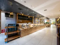 Huayi Collection Hotel (Beijing Xinguozhan Capital Airport) فنادق في بكين