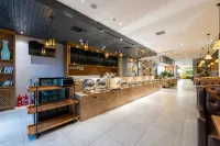 Huayi Collection Hotel (Beijing Xinguozhan Capital Airport)