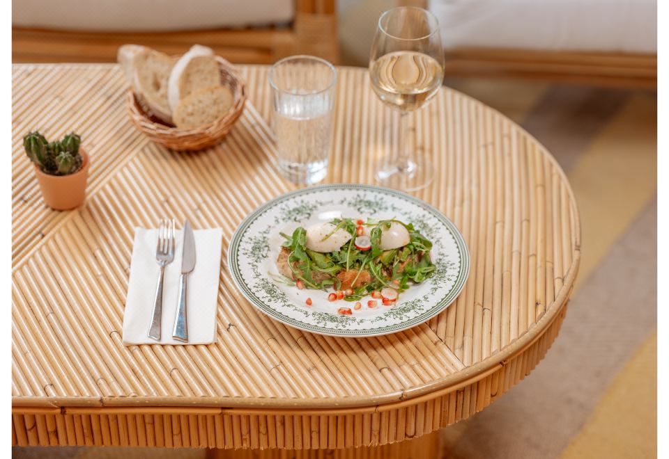 4. 호텔 아포지아 ..