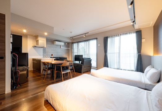 민 차이토세의 깔끔한 주방 및 객실 내부