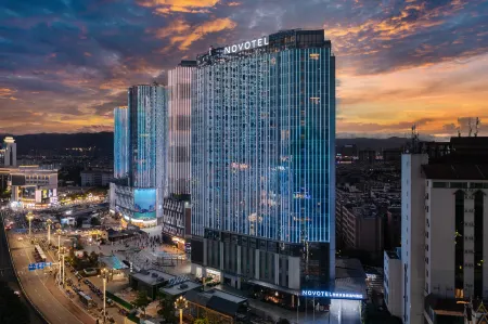 NOVOTEL KUNMING CITY CENTER Отели рядом с достопримечательностью «Yunnan Haigeng Auditorium»